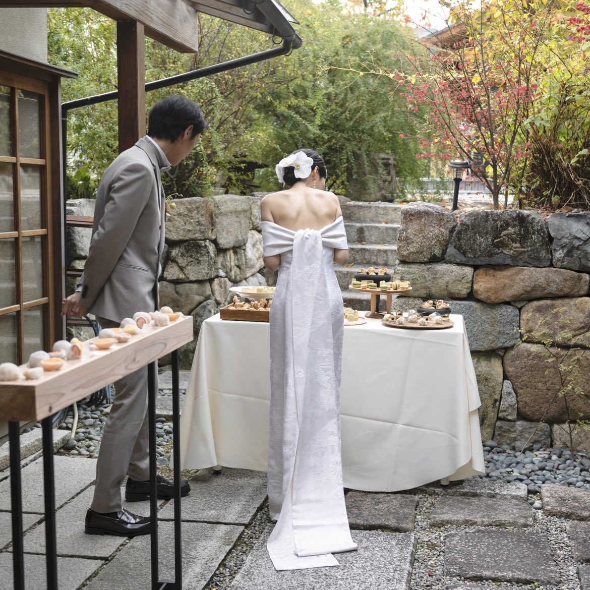 mai040301's tweet photo. 昨年の結婚式、白無垢をドレスにリメイクしてもらいました...🤍母達には黒留をワンピースにリメイクしたものをプレゼントした🖤 https://t.co/daAjCYMPnO