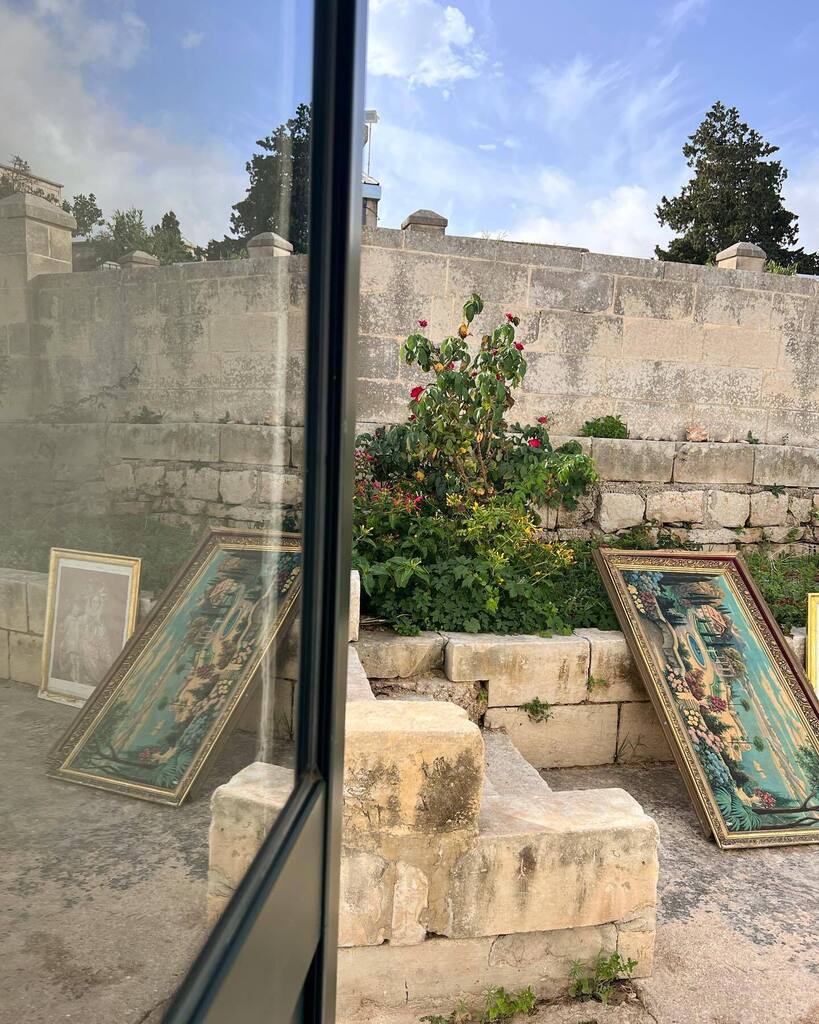 Seeing double

#observations #colours #textures #giolacassar #everyday #mundane instagr.am/p/Cm_npw7IXqV/