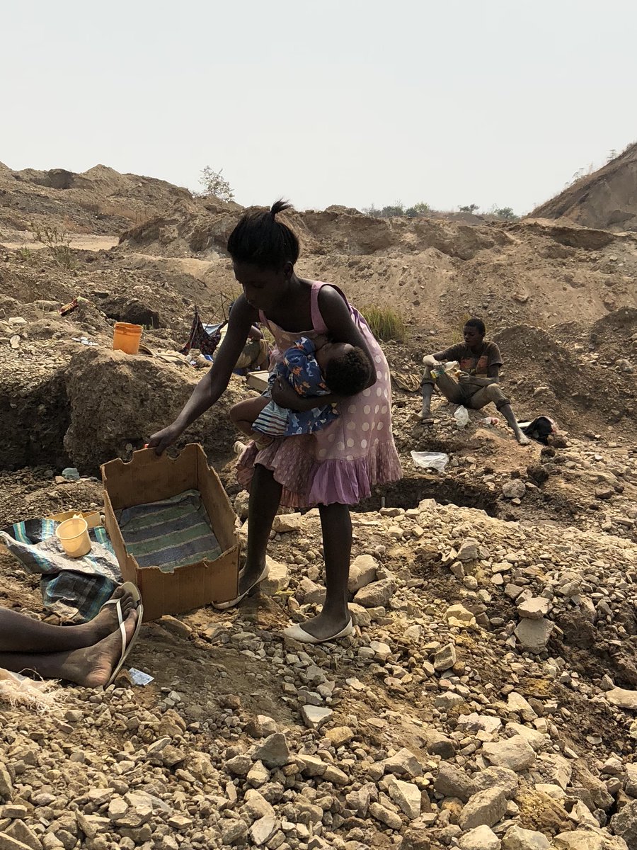 siddharthkara's tweet photo. There are thousands of babies in the DRC strapped to their mother's backs, inhaling toxic cobalt dust all day.

This teenager is putting her infant for a nap in a cardboard box, so she can clamber into a trench to scavenge for the cobalt that powers our lives. https://t.co/l2oeuRVDtx