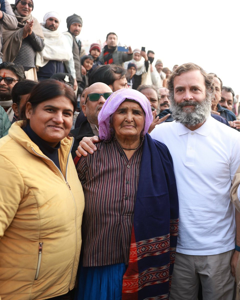 INCMinority's tweet image. उम्र को पछाड़ते हुए पूरी दुनिया में अपने हुनर का लोहा मनवा चुकी बागपत की @shooterdadi जी ने आज #BharatJodoYatra में शिरकत की...आपके जज़्बे को सलाम।