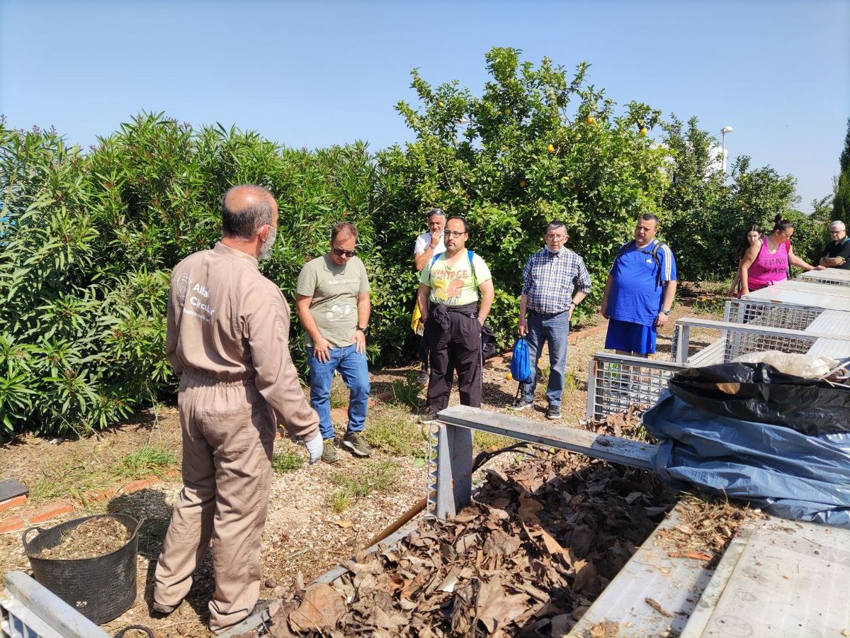 AjuntamentAlbal's tweet photo. 🌿L’ #AlbalCircular replega 21 tones de residus compostables, durant passat any, amb la implicació de 350 famílies
🙌Projecte impulsat en octubre de 2020, pel col·lectiu @delcampalataula i @AjuntamentAlbal
🌳Ha generat 10 tones de compost que alimentaran zones verdes municipals https://t.co/E7sby32ISW