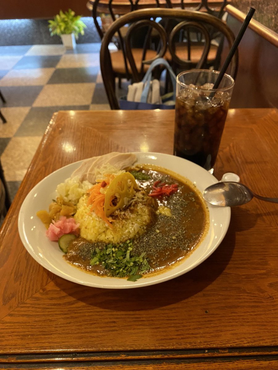OguraKinako's tweet photo. #スラムダンク映画 の帰りに  #ずん喫茶 で気になっていた溜池山王の  #newsem に。研究して提供しているというスパイスカレーに興味津々で…！福神漬けからキャベツの酢漬け…多分、乾燥納豆もふりかけてあったり…トッピングや副菜盛り沢山🤣喫茶店カレーの福袋だ、これは！いいなぁ〜😆最高 https://t.co/pqGJDt96SV