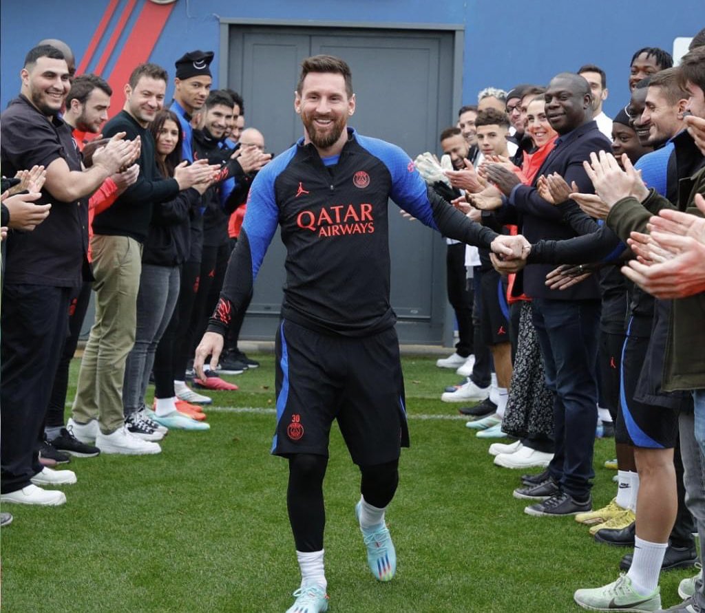 PorMiFutbol's tweet photo. ¡Pasillo al Campeón! 👏🏻

Así recibieron a Leo Messi en su vuelta al PSG. 🏆 https://t.co/FQGjLl4fd4