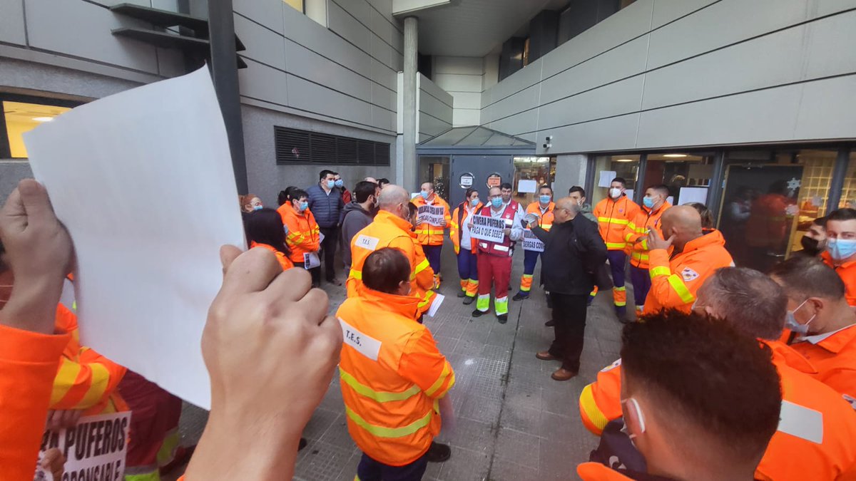 galizaCIG's tweet photo. 🚑Persoal de #AmbulanciasCivera de #Pontevedra péchase en #Montecelo para esixir o pago íntegro do soldo de decembro
👉Forzou unha reunión co xerente da área sanitaria, que se comprometeu a dirixirse ao empresario para que salde a débeda de inmediato
ℹ️ https://t.co/2xyr2VBVWL https://t.co/j53TF0a2TZ