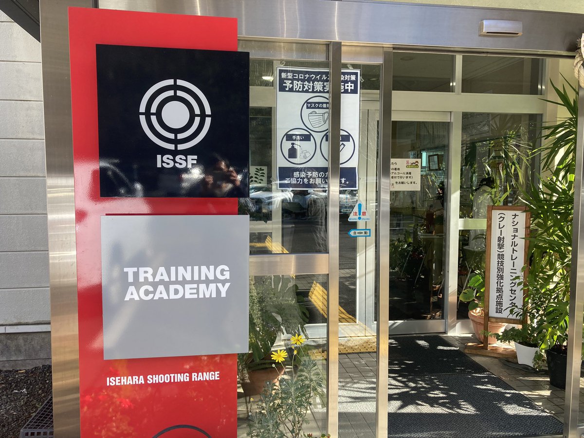 kanjikei_'s tweet photo. 先日購入したハーフライフルのスコープ調整。
弾はある程度合わすのに10発くらい使います。その後、練習で10発。
計20発ほど撃ちました!
#静的射撃 #ハーフライフル #abolt https://t.co/MV6LE2eVGJ