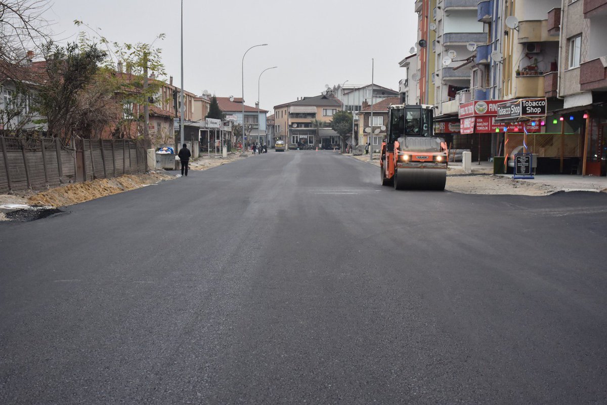 fevzikilic54_'s tweet photo. Alt ve üstyapı çalışmalarımız devam ediyor.

Cumhuriyet Caddemizde önce altyapı yenilendi, sonrasında ise elektrik hatları yerin altına alındı.

Son olarak caddemizi asfalt ile baştan sona yeniledik.

Çalışmalarımız tretuvar ile devam edecek.

Hayırlı olsun.

Hız kesmeden devam. https://t.co/bbR1GC22pg
