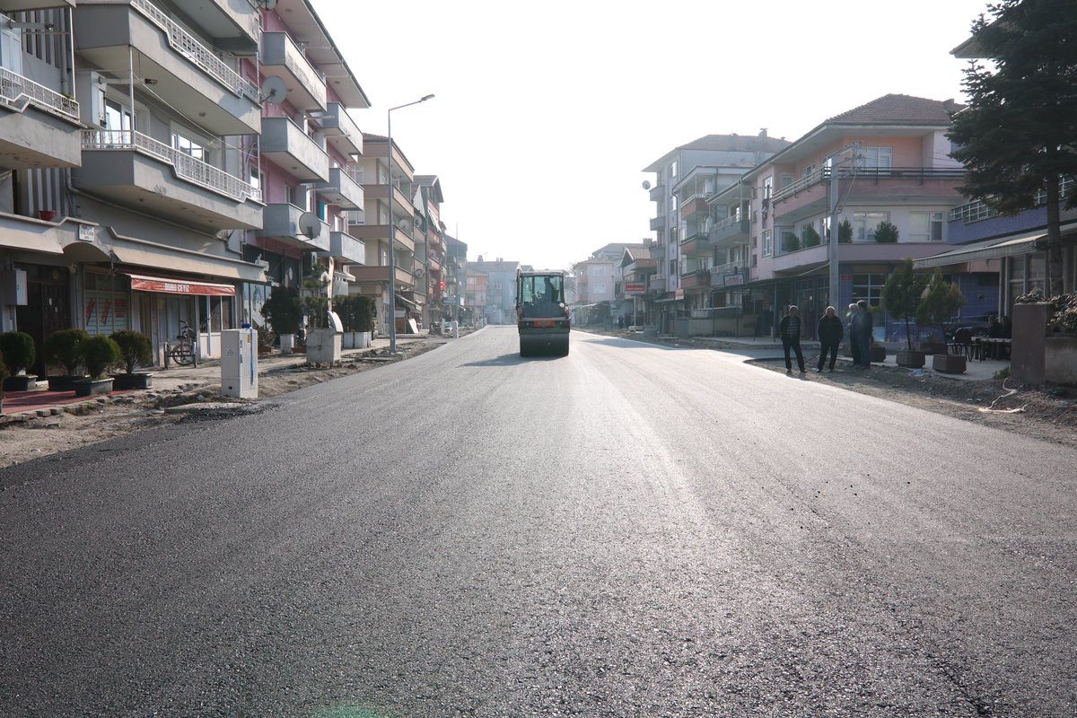 fevzikilic54_'s tweet photo. Alt ve üstyapı çalışmalarımız devam ediyor.

Cumhuriyet Caddemizde önce altyapı yenilendi, sonrasında ise elektrik hatları yerin altına alındı.

Son olarak caddemizi asfalt ile baştan sona yeniledik.

Çalışmalarımız tretuvar ile devam edecek.

Hayırlı olsun.

Hız kesmeden devam. https://t.co/bbR1GC22pg