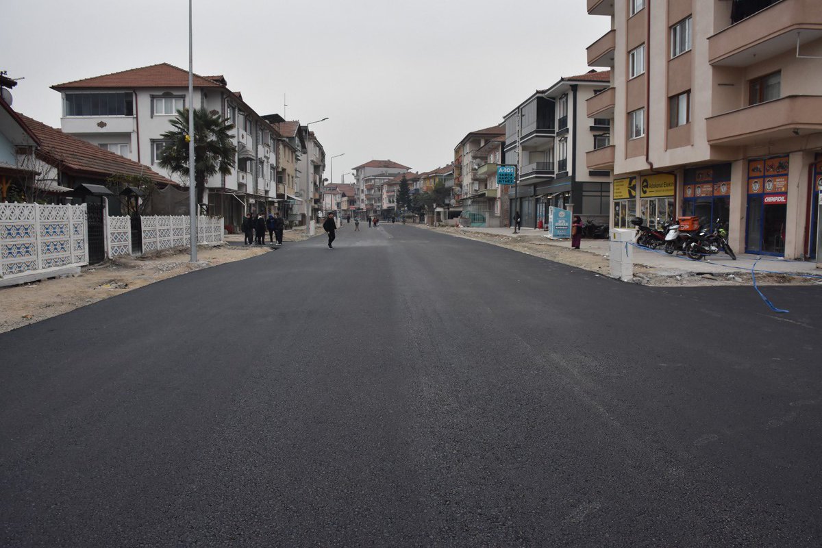fevzikilic54_'s tweet photo. Alt ve üstyapı çalışmalarımız devam ediyor.

Cumhuriyet Caddemizde önce altyapı yenilendi, sonrasında ise elektrik hatları yerin altına alındı.

Son olarak caddemizi asfalt ile baştan sona yeniledik.

Çalışmalarımız tretuvar ile devam edecek.

Hayırlı olsun.

Hız kesmeden devam. https://t.co/bbR1GC22pg