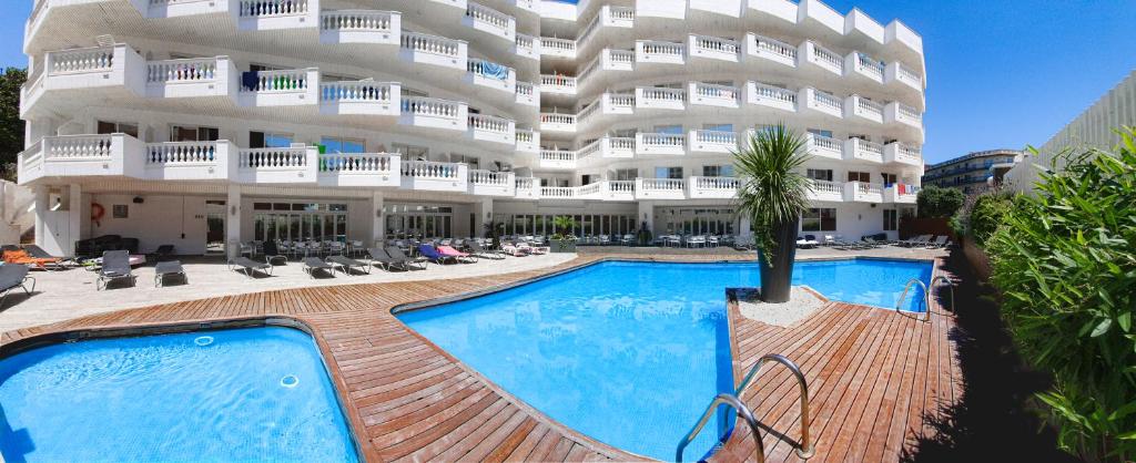 COliving Hotels tweet media