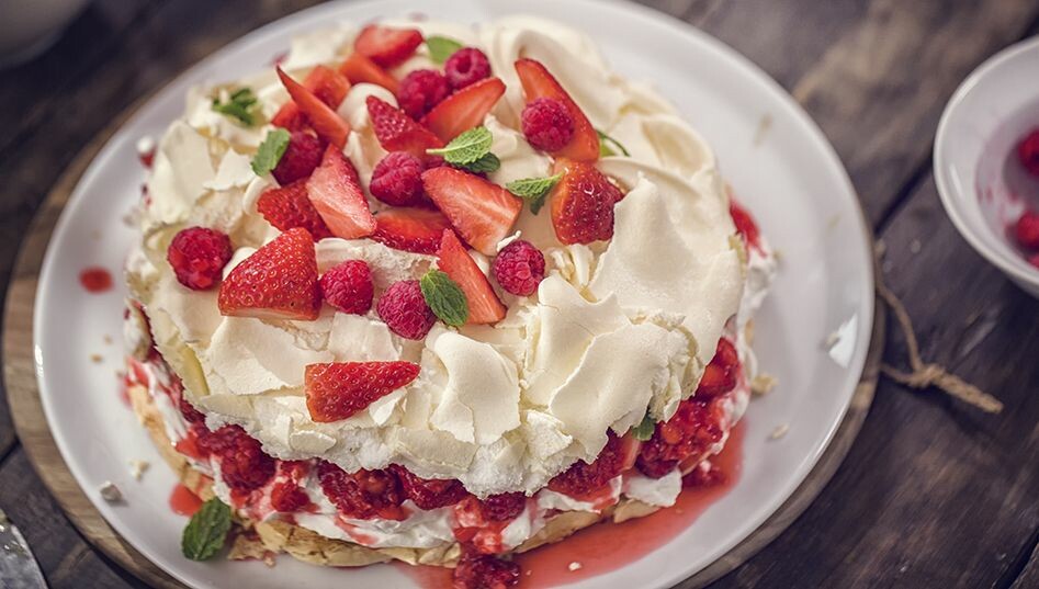 [Recette] Nelly Melba a eu sa pêche et Anna Pavlova, la danseuse russe, a aussi inspiré un dessert. En voici la recette, par <a href="/GregoryCohenoff/">Gregory Cohen</a> 
#GrandBienVousFasse 
➡️ l.franceinter.fr/Q6L