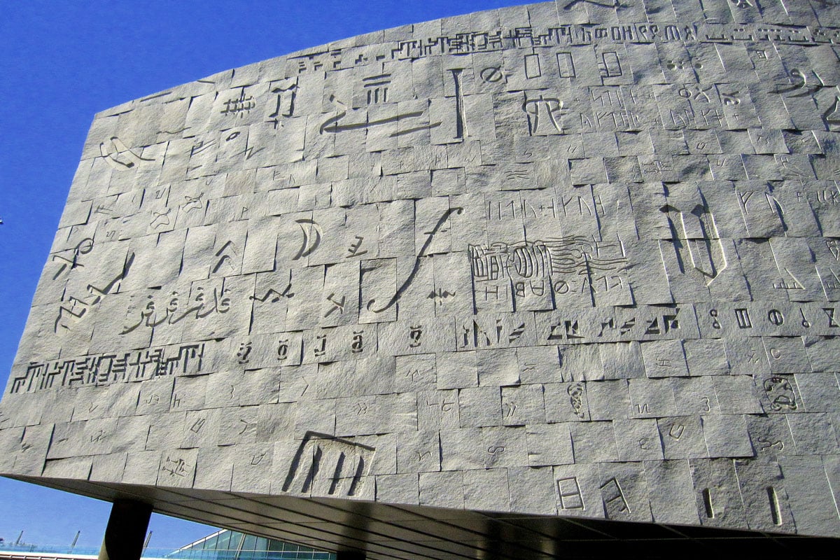 Nada  queda más que nuestros recuerdos de este lugar. Una nueva biblioteca se alza para devolver el conocimiento a Alejandría. Y no puedo más que llorar por todo lo perdido en este viaje y lo nuevo que está por llegar. 
...
...
...
¿Qué estás haciendo, Charly?