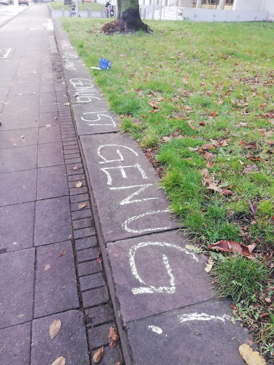 gigbielefeld's tweet photo. Vor einigen Tagen gab es auch diese kleine Aktion. 
Diesmal hat die BUND-Jugend Bielefeld mit Kreide unsere Botschaften in der Stadt verteilt.
Haltet in der Stadt die Augen offen, auch unsere Sticker kleben mittlerweile überall! https://t.co/mevhM0ccwy