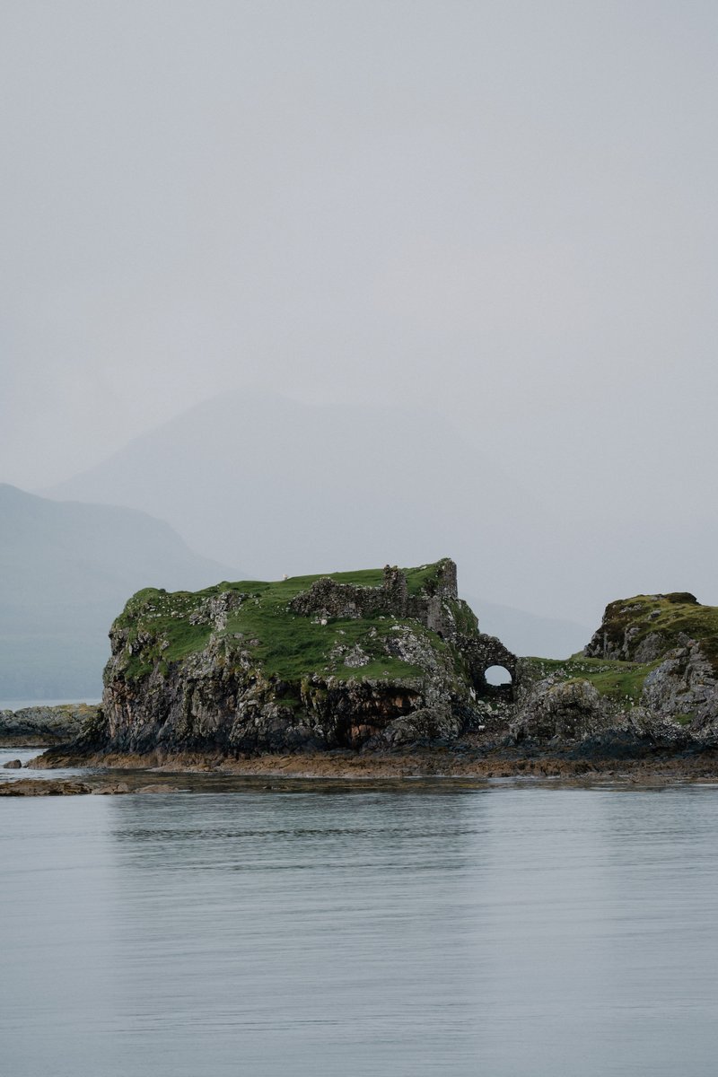 hiddenscotland_'s tweet photo. Dunscaith Castle, Isle of Skye

Dunscaith gets its name from Sgathae, a legendary Queen in the days of Fingal. The ruins lie on the west coast of Sleat, the most southern peninsula on the Isle of Skye.

📷 @simonhird_ https://t.co/NrP2kTThN7