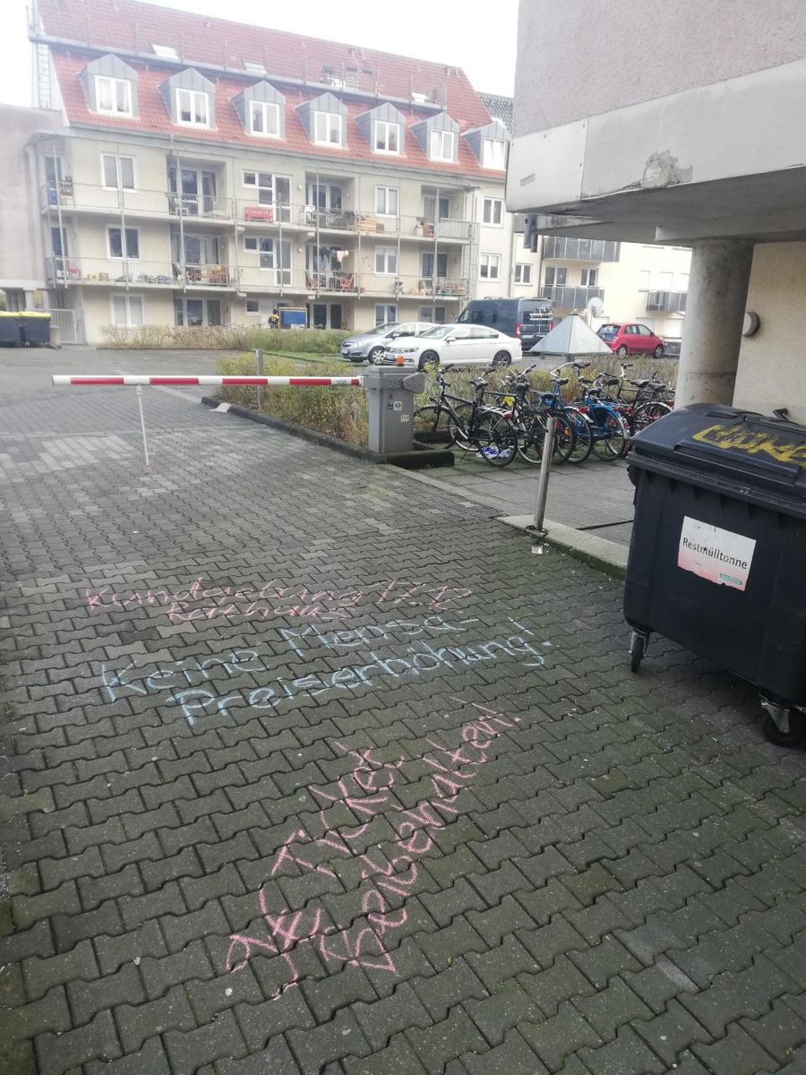 gigbielefeld's tweet photo. Vor einigen Tagen gab es auch diese kleine Aktion. 
Diesmal hat die BUND-Jugend Bielefeld mit Kreide unsere Botschaften in der Stadt verteilt.
Haltet in der Stadt die Augen offen, auch unsere Sticker kleben mittlerweile überall! https://t.co/mevhM0ccwy