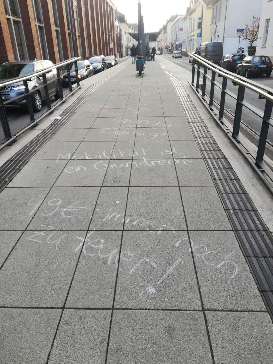 gigbielefeld's tweet photo. Vor einigen Tagen gab es auch diese kleine Aktion. 
Diesmal hat die BUND-Jugend Bielefeld mit Kreide unsere Botschaften in der Stadt verteilt.
Haltet in der Stadt die Augen offen, auch unsere Sticker kleben mittlerweile überall! https://t.co/mevhM0ccwy