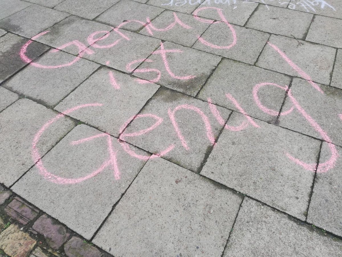 gigbielefeld's tweet photo. Vor einigen Tagen gab es auch diese kleine Aktion. 
Diesmal hat die BUND-Jugend Bielefeld mit Kreide unsere Botschaften in der Stadt verteilt.
Haltet in der Stadt die Augen offen, auch unsere Sticker kleben mittlerweile überall! https://t.co/mevhM0ccwy