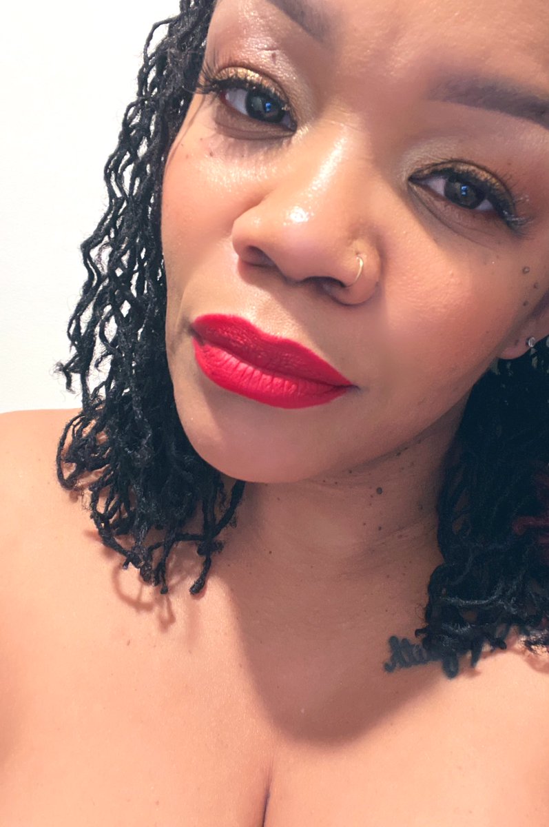 mslady1of1's tweet photo. Happy New Year! 😘💋 #imstillaround #mslady #womenover40 https://t.co/Aq60s57a2G
