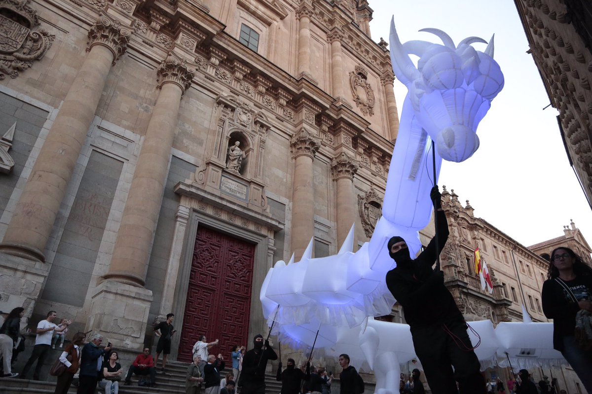 PlanetariumTdC's tweet photo. Dos dragones blancos??? Dónde??? 🐉 🐉
Escoltando a SSMM Los Reyes Magos de Oriente en la #CabalgataDeReyes2023 de #Salamanca 
Jueves 5 de Enero a partir de las 19:00!
#Drakärys 📸@AlexLorrys https://t.co/6kmbBMyc1I