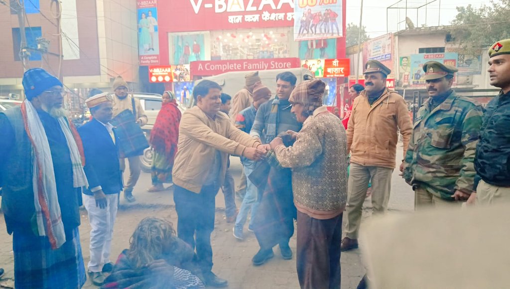 शीत लहर एवं भीषण ठंड के बीच आज रोडवेज बस स्टॉप पर ठंड से बचाव हेतु जरूरतमंदों को कंबल वितरित किए।
<a href="/CdoGonda/">CDO Gonda</a> <a href="/UPGovt/">Government of UP</a> <a href="/ChiefSecyUP/">S.P. Goyal, Chief Secretary, GoUP</a>