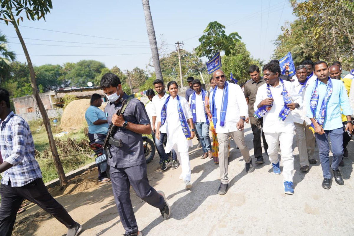 BSPPanjugula's tweet photo. అధికారం ఒక బాధ్యత అంటున్న #RSPraveenSwaero
అధికారం ఉన్నది ఆస్తులు పెంచుకోవడం కోసమేఅంటున్న #KCR
#StopHackingMyPhone
#ProtectPrivacy
#HackPovertyNotPhones
#HackInjusticeNotPhones
#RSPraveenSwaero #BITCELL_BSP #BSPPanjugula #AshwinBSP #Bsp_Kalwakurthy #rayadasm #mayawati #bspindia https://t.co/VG8f0Z1xbq