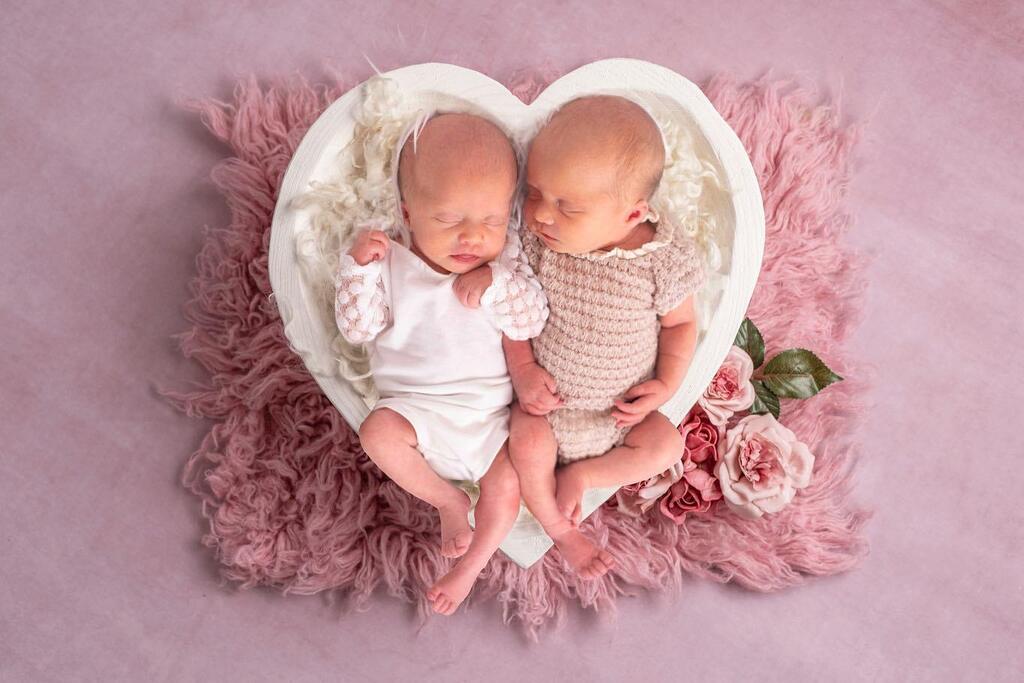 Keepsake_Photo's tweet photo. Beautiful #twins Chloe and Millie at their #newbornphotoshoot x 
#twingirls #newborntwins https://t.co/7FipMJ0rDu https://t.co/cKFsY6hsj8