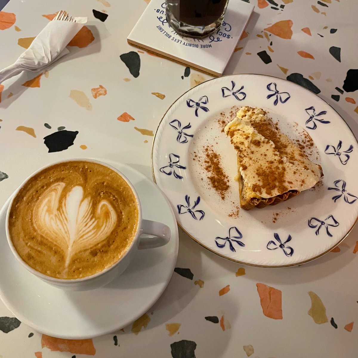 오늘 너무너무너무 맛있는 애플파이를 먹었더요 다들 블퀘 가면 ,,, 가보시길 ,, 울프소셜클럽 !! 쿨한 삼색양옹도계심,,,