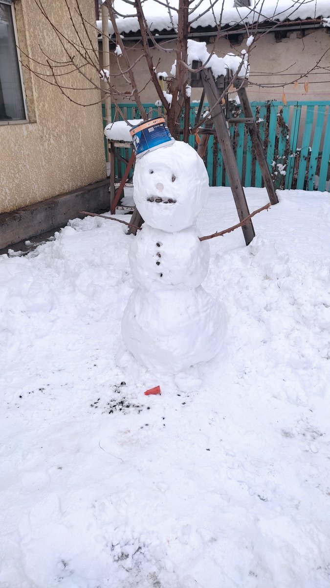 Снеговик, который мы слепили с дочкой, олицетворение прошлого года.
