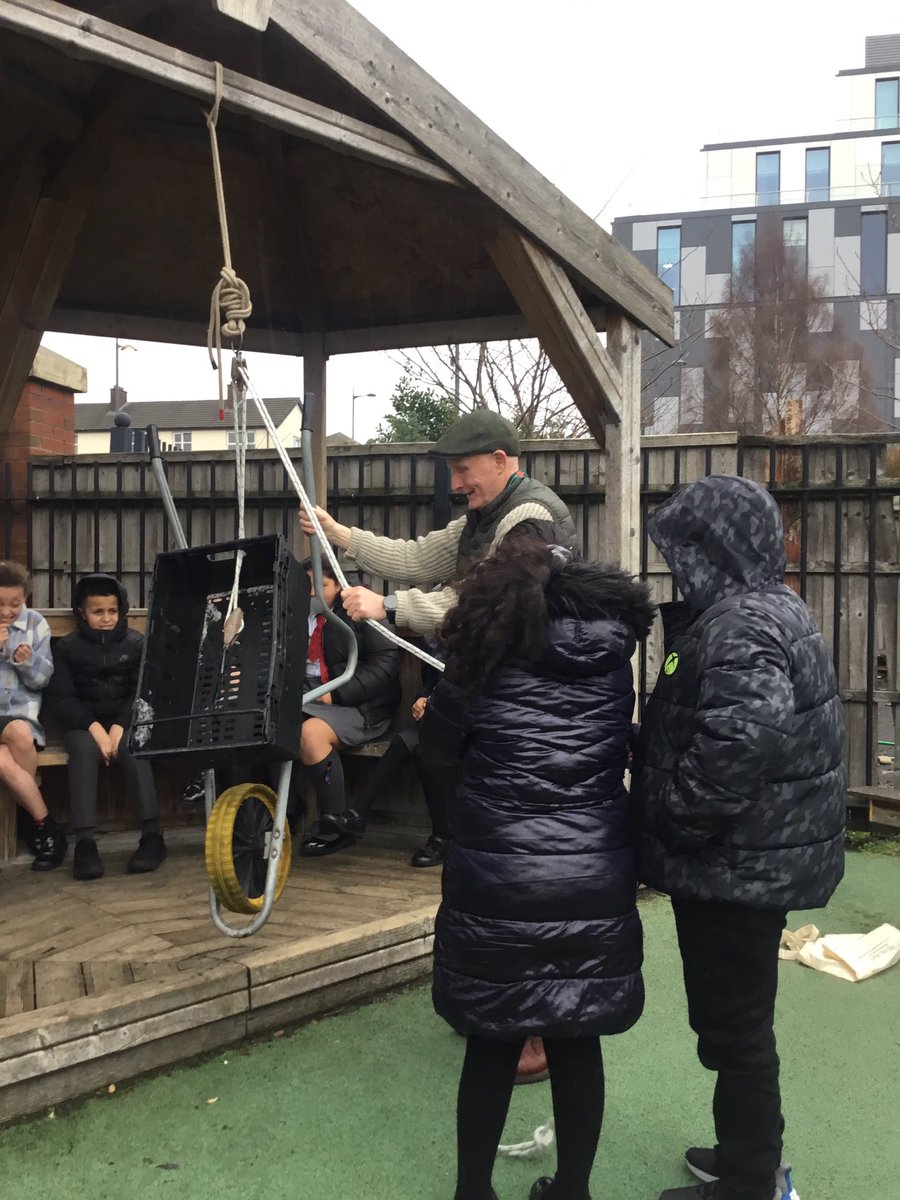 C5Pleasant's tweet photo. We’re investigating pulley systems in @PleasantScience this afternoon #science #pulleysystem @PleasantStPrim https://t.co/juj2vQU5CF