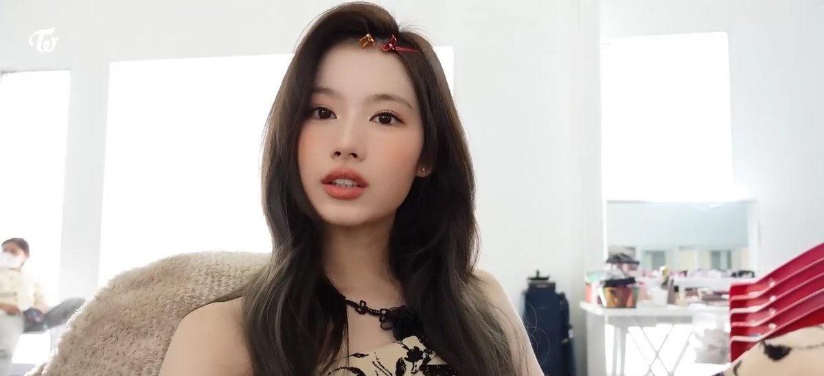 sanapics's tweet photo. sana's beauty is insane https://t.co/9YQM0Zommn