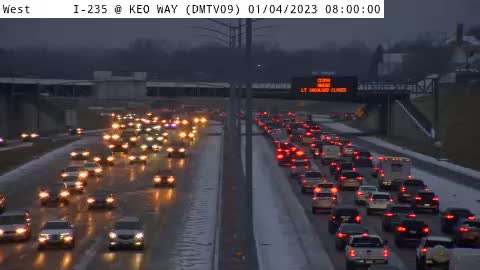 JSydejkoKCCI's tweet photo. The roads in the metro right now are a mess from light snow that has fallen causing conditions to become slick very quickly. There are widespread slowdowns and backups. Please plan for extra time in your travels this morning
#iawx #iowa #desmoines #iadot https://t.co/N4TFIC29VD