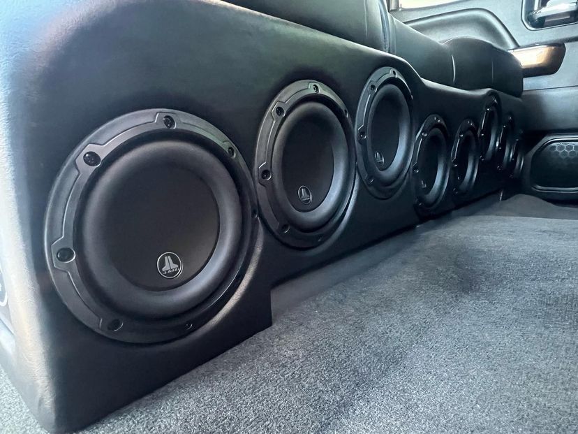 Count 'em!
-
The team at #McHenryCustomAudio installed eight 6.5'' W3 subwoofers housed in a ported enclosure fitted under the rear bench of a 2016 Silverado 2500 Crew Cab - powered by a 1500W mono RD amplifier.
-
#jlaudio #howweplay #customaudio