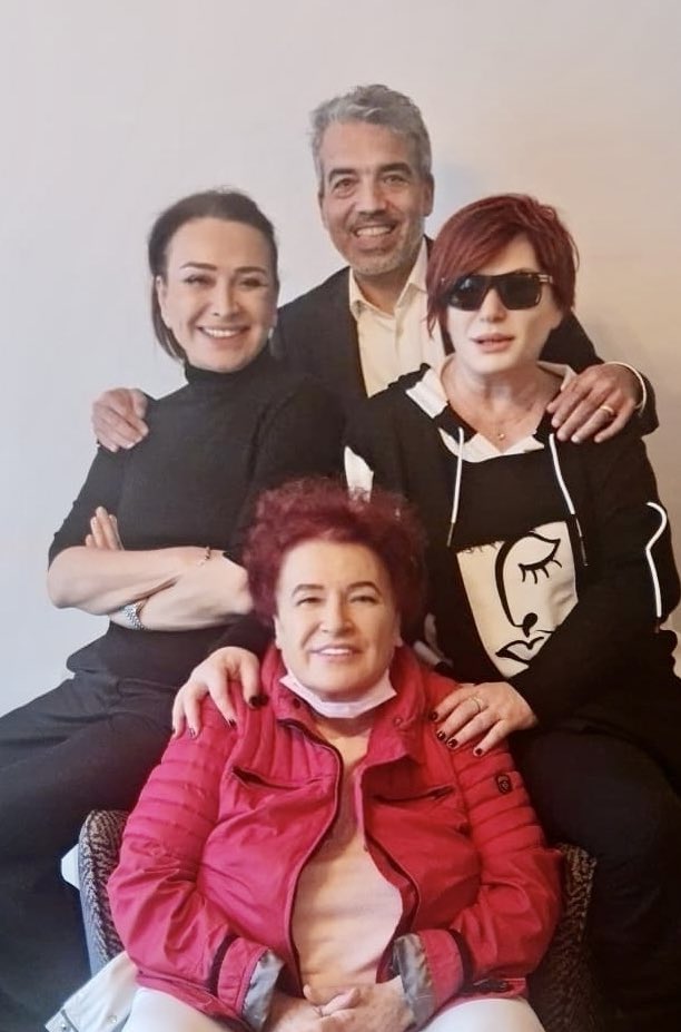 Bakın bugün ziyaretimize kimler gelmiş 🫣Böyle bir ekibi birarada yakalamak büyük şans 😊Demet Akbağ (<a href="/demetakbag/">Demet Akbağ</a> ) , Selda Bağcan ( <a href="/seldabgcn/">Selda Bağcan</a> ) , Emel Müftüoğlu