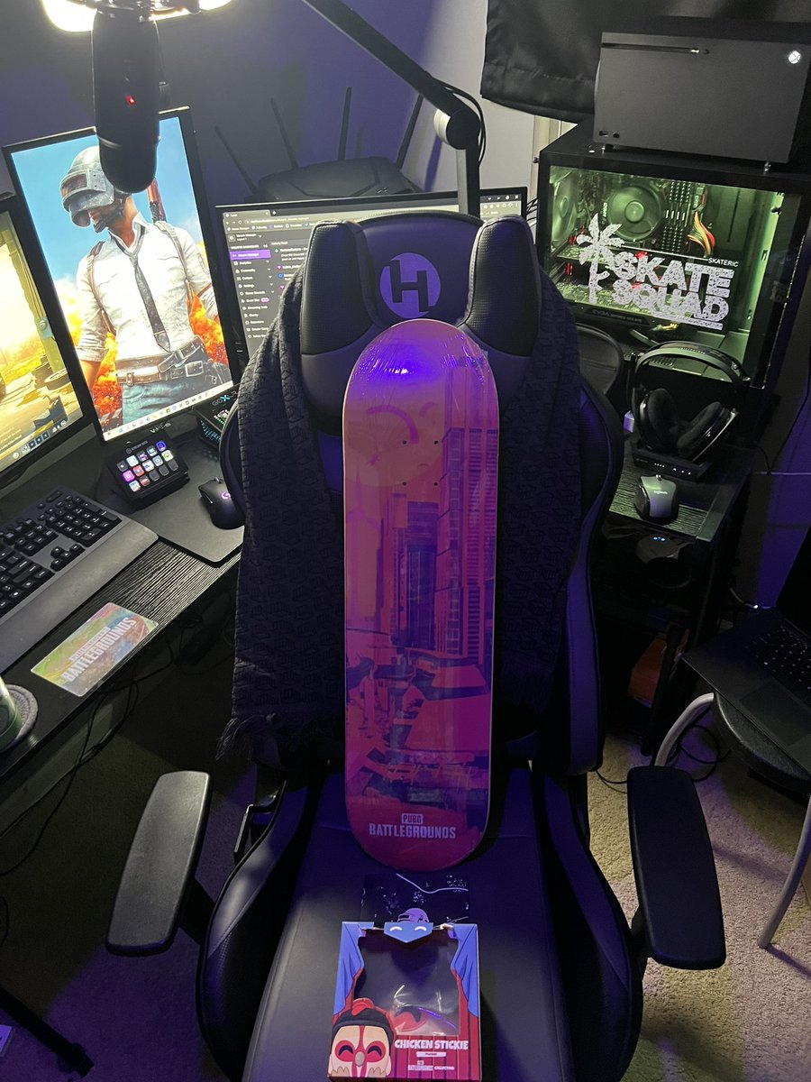 SKATEric_'s tweet photo. Thank you @PUBG_US for the new Deston skateboard for me to shred! I really appreciate the awesome holiday PUBG Partners goodie bag and cheers to another year!!!

#PUBG #PUBGPARTNER
#XBOX #XBOXSERIESX
#TWITCH #STREAMERS
#GAMER #THEDUBHUB

*Live Now Alert*
https://t.co/Rgv065ciNZ https://t.co/ff8vGtmPUz