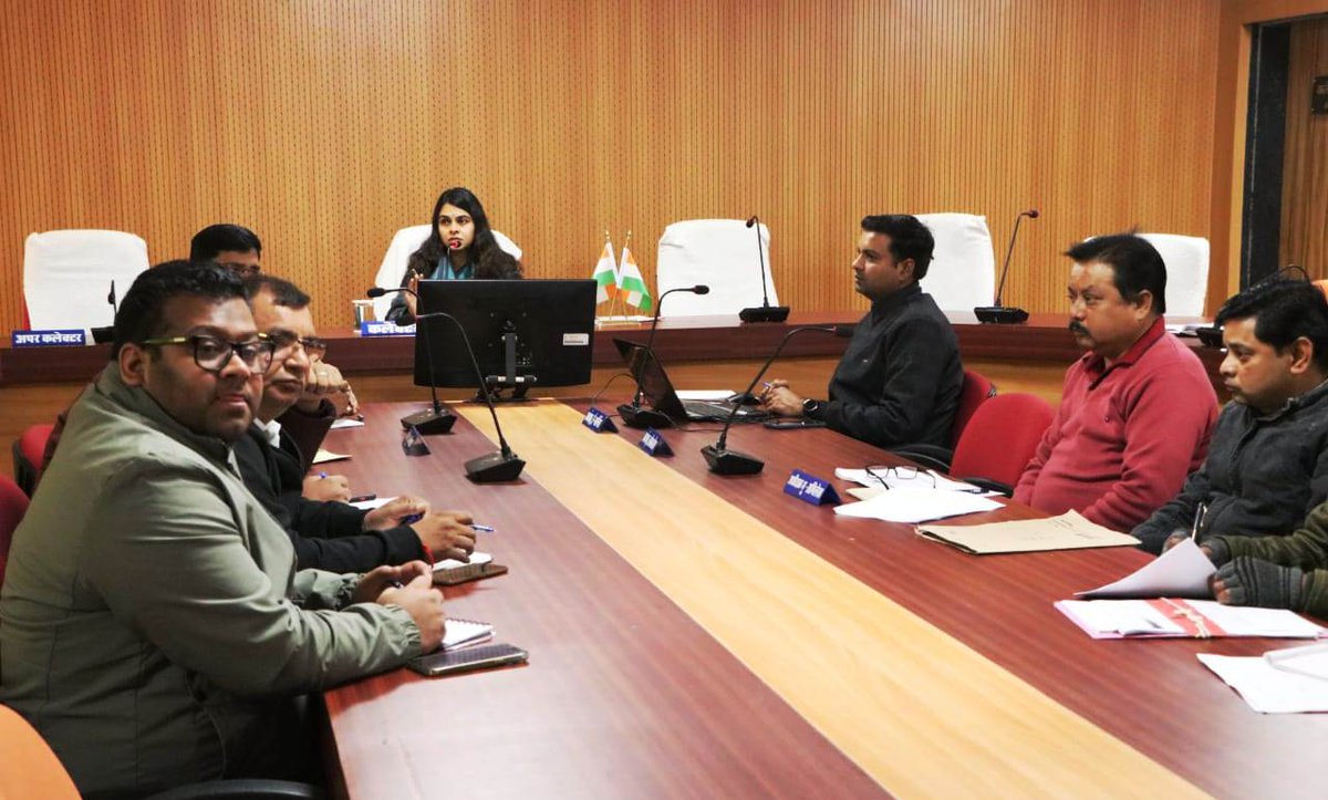 कलेक्टर सुश्री .<a href="/rijubafna/">Riju Bafna</a> ने राजस्व अधिकारियों की समीक्षा बैठक में मुख्यमंत्री आवासीय भू- अधिकार योजना, प्रधानमंत्री किसान सम्मान निधि योजना, मुख्यमंत्री किसान कल्याण योजना, नक्शा शुद्धिकरण, सीएम हेल्पलाइन आदि से संबंधित बिंदुओं की समीक्षा की गई।