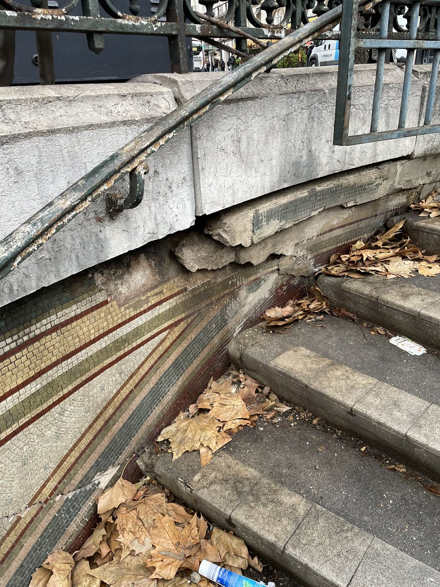 LECUYERCatherin's tweet photo. Comment faire des économies? Attendre le résultat des études de structure des murs le tps que les parements (classés) se soient suffisamment dégradés pr qu’on ne puisse plus les restaurer CQFD! 2 caddies en prime dans la descente d’escalier homme #Paris8 #lavatories #Madeleine https://t.co/0bapDKxiUo