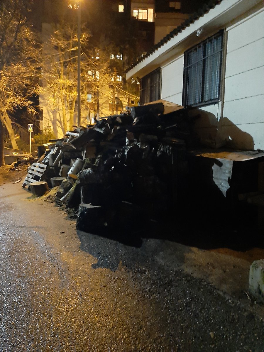 BajkaBranka's tweet photo. @Dusan520501832 U pravu skroz.Evo šta nama radi Gradsko zelenilo u Stevana Opačića.☝️Godinama se ne menja i neverovatno,niko im ništa ne može. 🤨😠😟
#prijavi_problem https://t.co/j3U7ORhMIU
