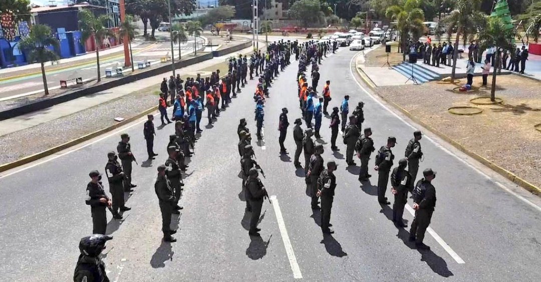 GNBcz12Lara's tweet photo. #4Ene #FANB📌Somos servidores Públicos por excelencia, garantes de seguridad ciudadana. #GNB

#BoliviaHaceJusticia
.@NicolasMaduro https://t.co/gxJxbOd6cm