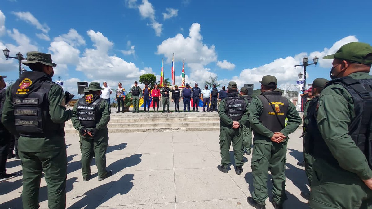 GNBcz12Lara's tweet photo. #4Ene #FANB📌Somos servidores Públicos por excelencia, garantes de seguridad ciudadana. #GNB

#BoliviaHaceJusticia
.@NicolasMaduro https://t.co/gxJxbOd6cm