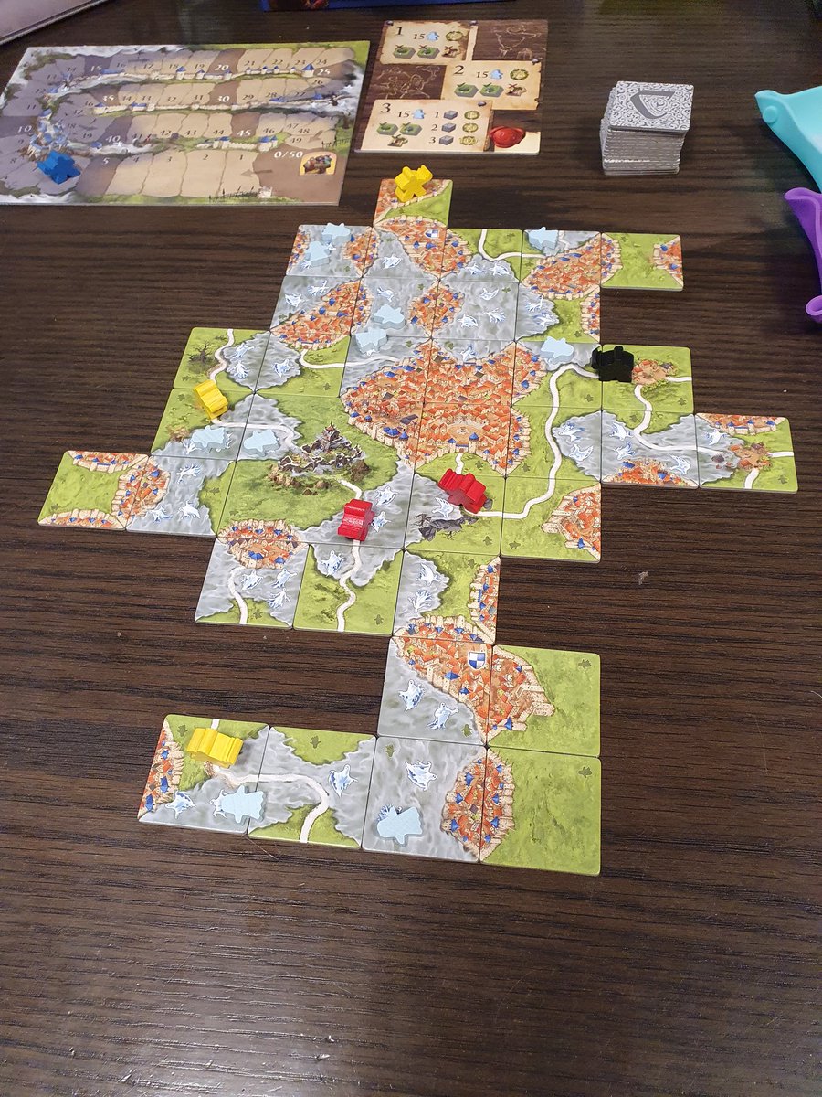#nebelübercarcassonne Heute erstmals auf dem Tisch, meine Solo-Erstpartien (Level 1): 4x hintereinander grandios gescheitert, so schnell konnte ich gar nicht gucken... Fiese kleine Geisterbiester 👻. 
Im 5. Versuch ENDLICH mit 56 Punkten Lvl 1 geschafft😀
Macht Spaß &amp; geht flott.