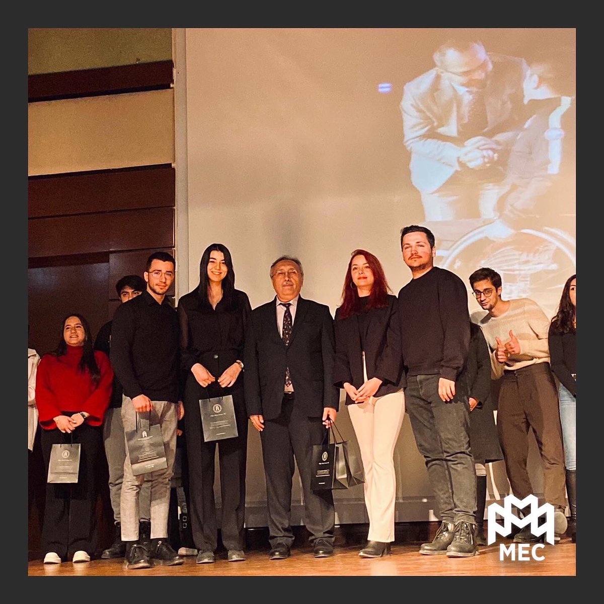 AYBUMEC's tweet photo. Öğrenci kulüplerine hediye verilmesine yönelik düzenlenen programda Yönetim Kurulu adına Başkanımız ve Başkan Yardımcımız hediye almıştır. Bu nazik davranışlarından ötürü Sayın Rektörümüz @profdriaydinli başta olmak üzere tüm idari kadroya teşekkür ederiz.

#ÜniversitemAYBÜ https://t.co/GDFekIFHNz
