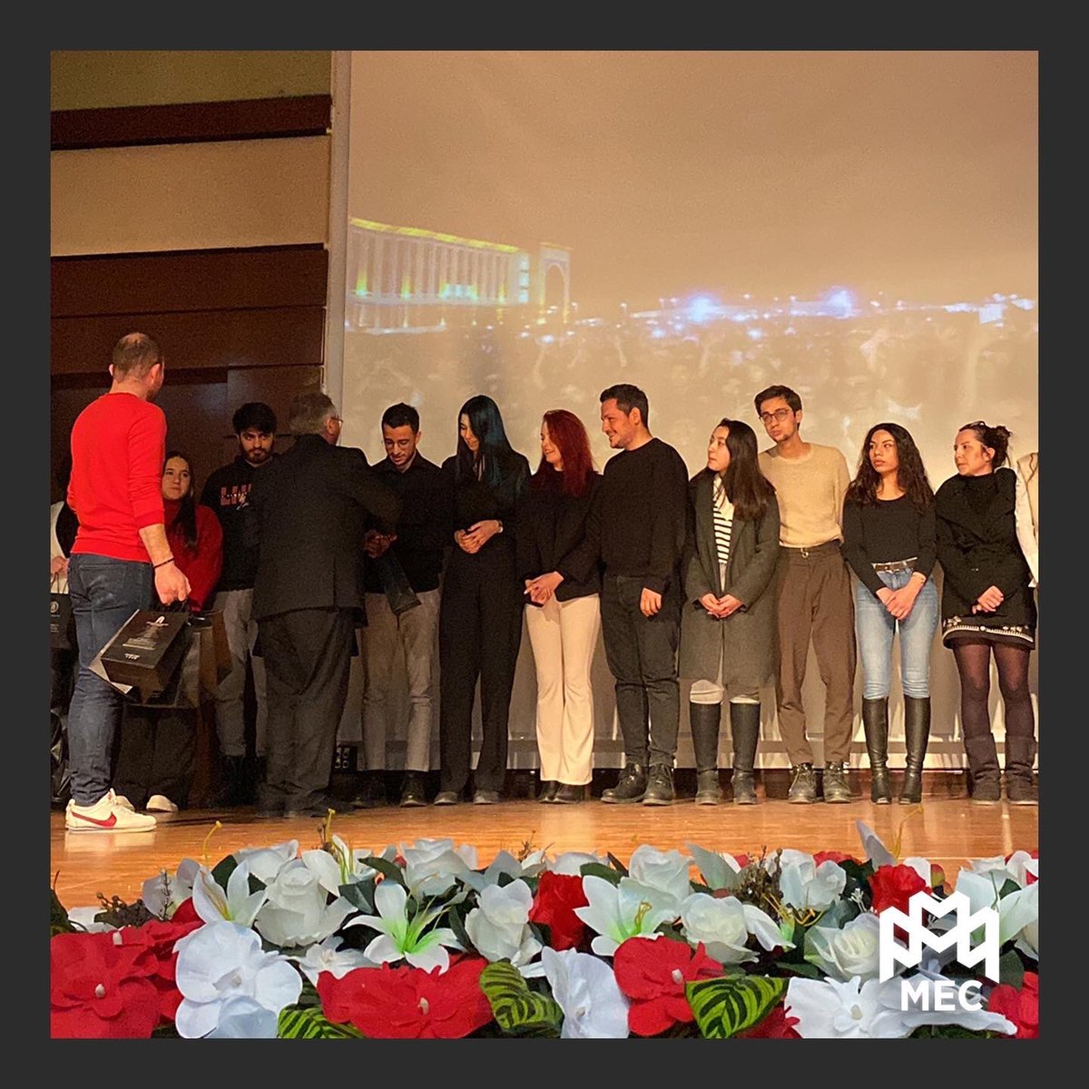 AYBUMEC's tweet photo. Öğrenci kulüplerine hediye verilmesine yönelik düzenlenen programda Yönetim Kurulu adına Başkanımız ve Başkan Yardımcımız hediye almıştır. Bu nazik davranışlarından ötürü Sayın Rektörümüz @profdriaydinli başta olmak üzere tüm idari kadroya teşekkür ederiz.

#ÜniversitemAYBÜ https://t.co/GDFekIFHNz