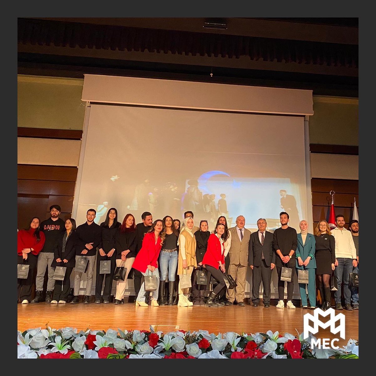 Öğrenci kulüplerine hediye verilmesine yönelik düzenlenen programda Yönetim Kurulu adına Başkanımız ve Başkan Yardımcımız hediye almıştır. Bu nazik davranışlarından ötürü Sayın Rektörümüz <a href="/profdriaydinli/">Prof.Dr.İbrahim AYDINLI</a> başta olmak üzere tüm idari kadroya teşekkür ederiz.

#ÜniversitemAYBÜ
