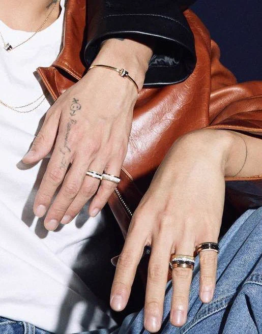 เออ มือไม่เหมือนกันเลยอะ 