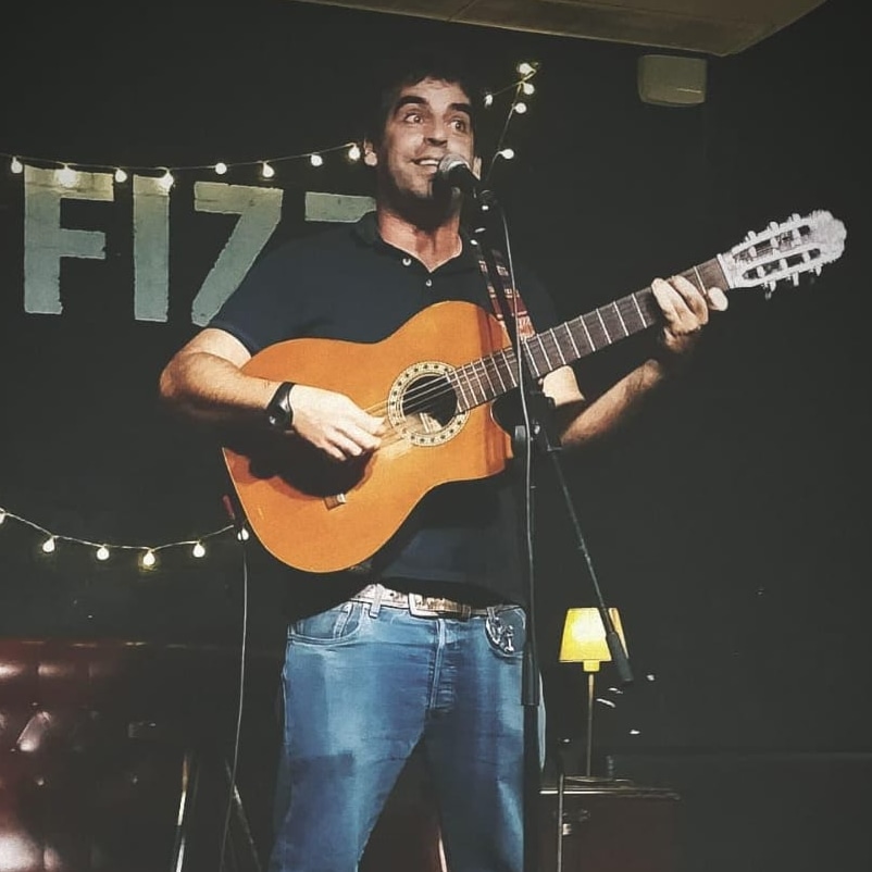 Voy a apuntar en mi agenda que el 14 enero canto en el <a href="/ElSafareig_/">El Safareig</a> de #Valls. El 22 bolaco, en la New Fizz de #Barcelona, con los inigualables <a href="/dividewenceslao/">divide & wenceslao</a>. ¡¡Dos bolos que me hacen mucha ilu!! Venteee vaaaaa🙏