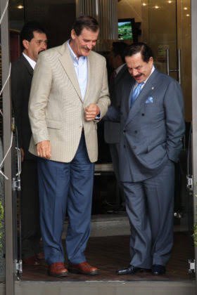 isakzon's tweet photo. Imágenes exclusivas de cómo enfrentó la represión el dueño del @El_Universal_Mx #juan #francisco #ealy por parte del mandilón y balas de salva de @VicenteFoxQue #PrensaBasura #mexico #OposicionMiserableYMezquina #PrensaDeOdio #eluniversalmx #guanajuato #cdmx #prensa https://t.co/fITqtxfRzB