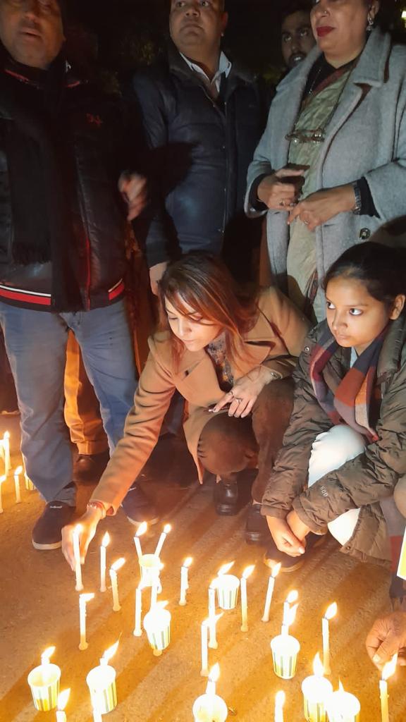 OberoiShelly's tweet photo. What happened in #Kanjhawala must be the last of its kind!

We assemble tonight at Jantar Mantar, to demand justice for the innocent soul, Anjali! 

The culprits and the officers who didn't respond, deserve strictest punishment.

An example should be set! https://t.co/RTfe5CAyrx