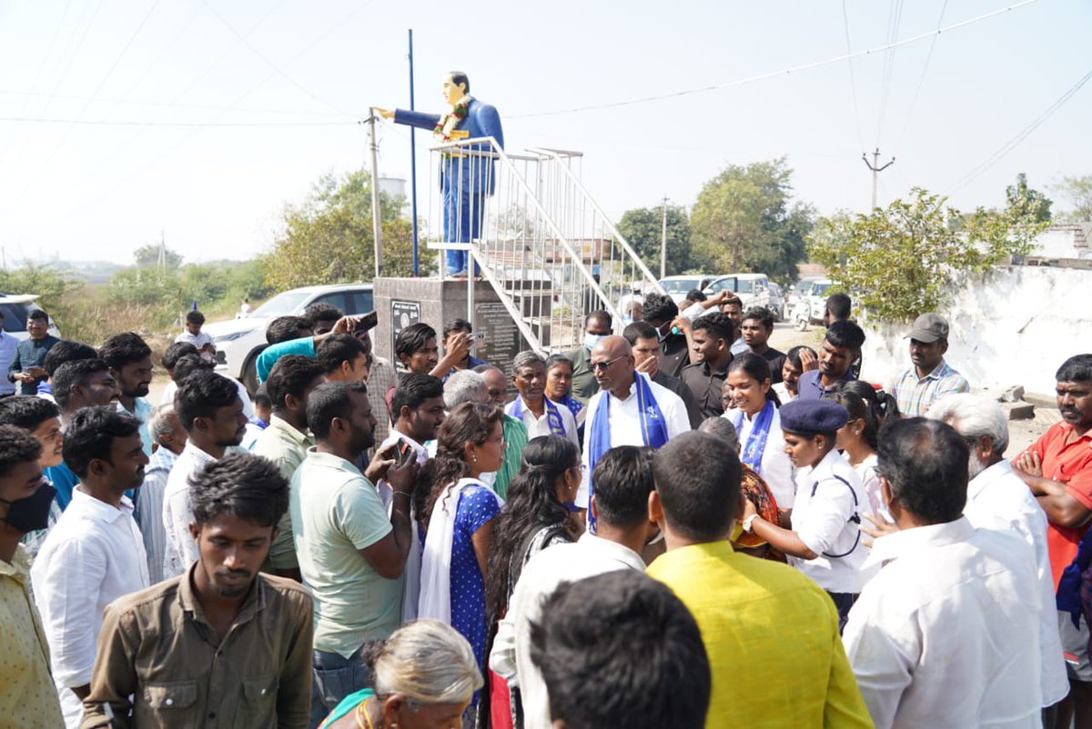 BSPPanjugula's tweet photo. అక్షరం, ఆర్థికం, ఆరోగ్యం అంటున్న #BSP
అమ్మడమే మా ప్రధాన లక్ష్యం అంటున్న #BJP4India
#StopHackingMyPhone
#ProtectPrivacy
#HackPovertyNotPhones
#HackInjusticeNotPhones
#RSPraveenSwaero #BITCELL_BSP #BSPPanjugula #AshwinBSP #Bsp_Kalwakurthy #rayadasm #mayawati #bspindia https://t.co/Xvge2haYDh