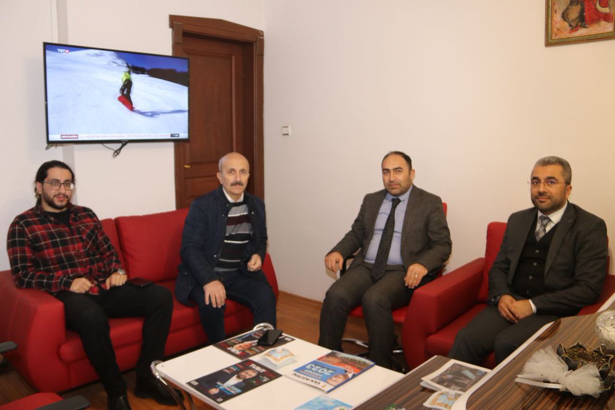 10 Ocak Çalışan Gazeteciler Günü dolayısı ile basını ziyaret eden Başkanımız İsmail Say, <a href="/sehrivan/">Şehrivan Gazetesi</a> Medya Grubu, <a href="/vangolutv/">VanGölü TV</a> ve <a href="/vanhavadiscom/">VAN HAVADİS</a> Gazetesini ziyaret etti. Ziyaretlerde Edremit'te yürütülen çalışmalar ve gündeme dair konular değerlendirildi.