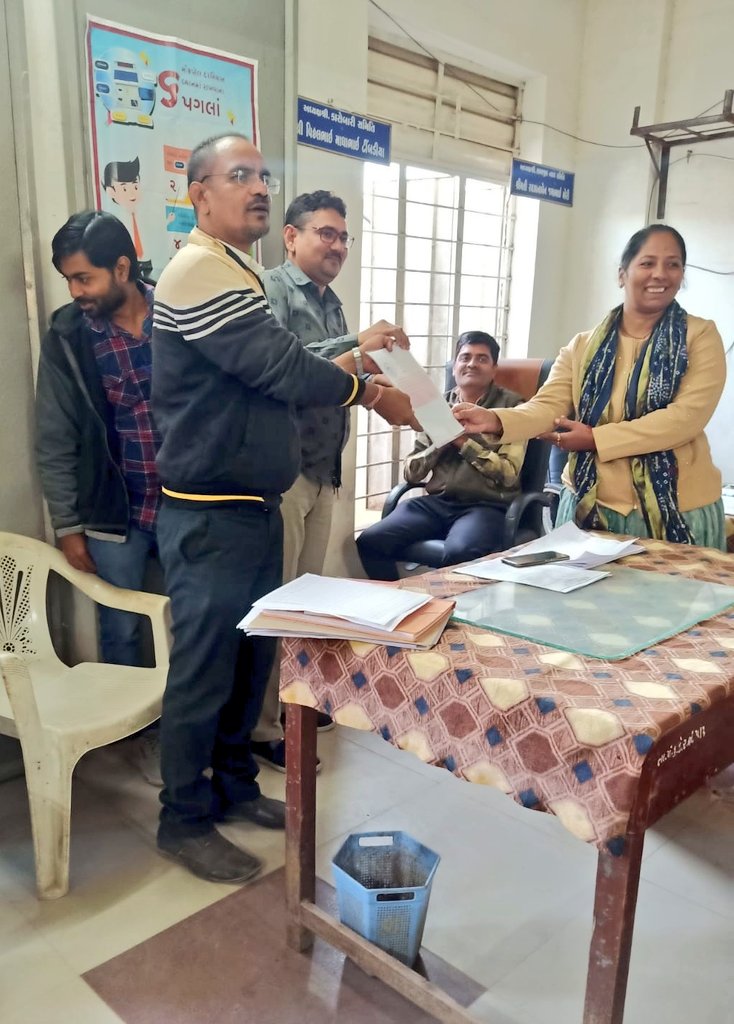 pravin_naghera's tweet photo. આજરોજ તાલાલા ખાતે મળેલ મિટિંગમા શ્રી તાલુકા વિકાસ અધિકારી સાહેબ તાલાલા દ્વારા ડિસેમ્બર માસના 'employee of the month' માટે તકમ કાતરીયાભાઈ અને તકમ મનીષાબેન તેમજ ગ્રામસેવક કિરણબેનને પ્રમાણપત્ર આપી સન્માનિત કરવામા આવ્યા જે બદલ બધાને ખુબ ખુબ અભિનંદન.
@DdoGirsomnath
@Tdo_Talala https://t.co/0VgosgVZvO