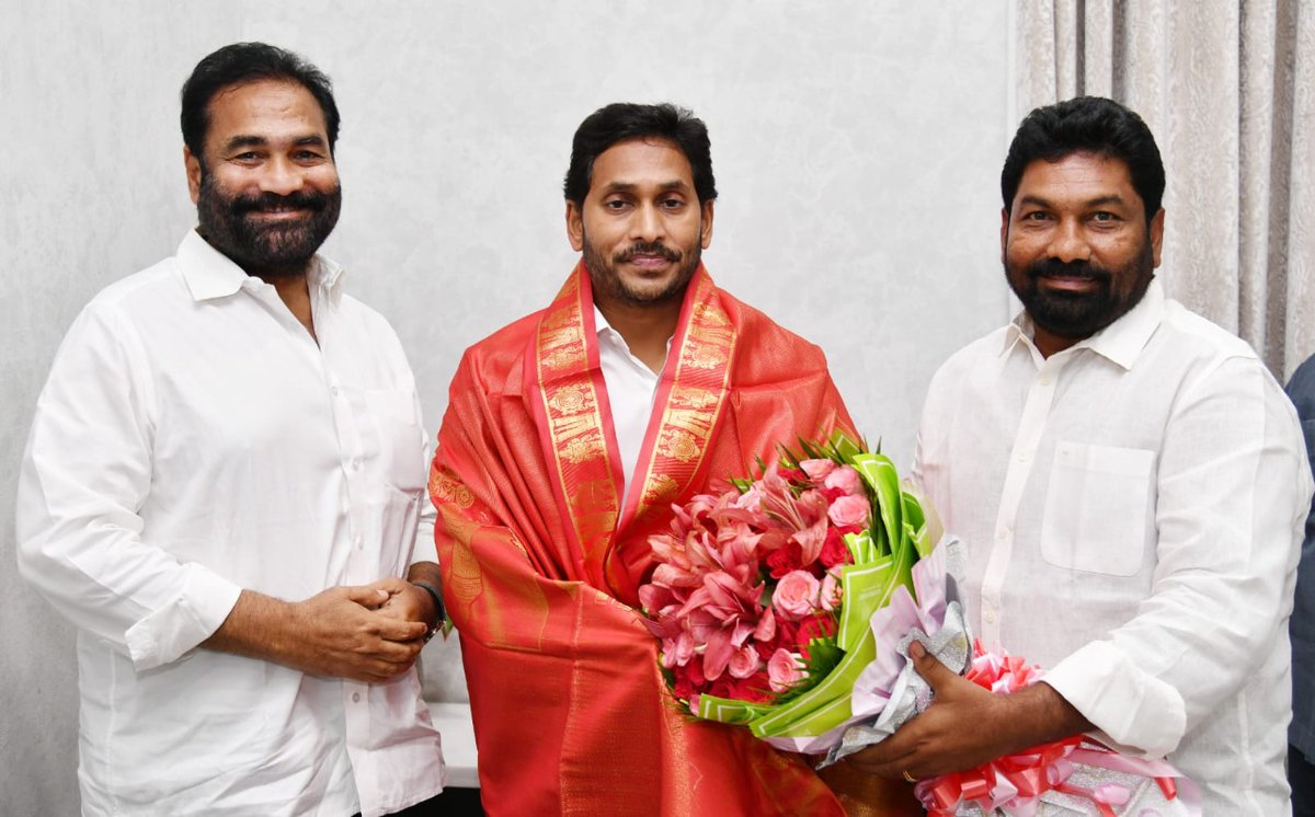 SPSRNelloreDist's tweet photo. @ysjagan అన్న ఆదేశాలతో @YSRCParty రాష్ట్ర సేవాదళ్ అధ్యక్షుడిగా నియమితులైన YSRCP రాష్ట్ర కార్యదర్శి @KotamReddyGiri గారు..
@kotamreddy_ycp 

#ThankYouCMsir https://t.co/nllgwuZQCc